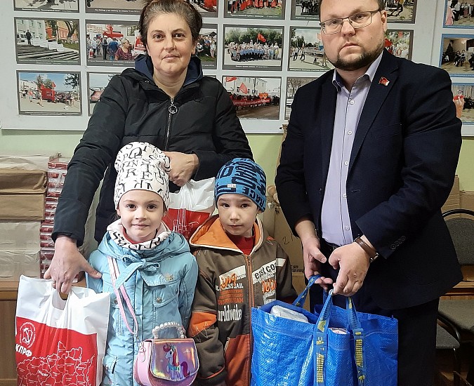 Депутат от КПРФ Владимир Любимов вручил продуктовые наборы беженцам из Донбасса фото 2