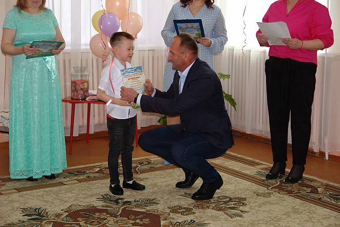 «До свиданья, детский сад!»: Михаил Батин поздравил будущих первоклассников фото 2