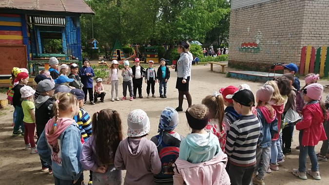 В День защиты детей сотрудники ГИБДД Кинешмы провели акцию с воспитанниками д/с №4 фото 8