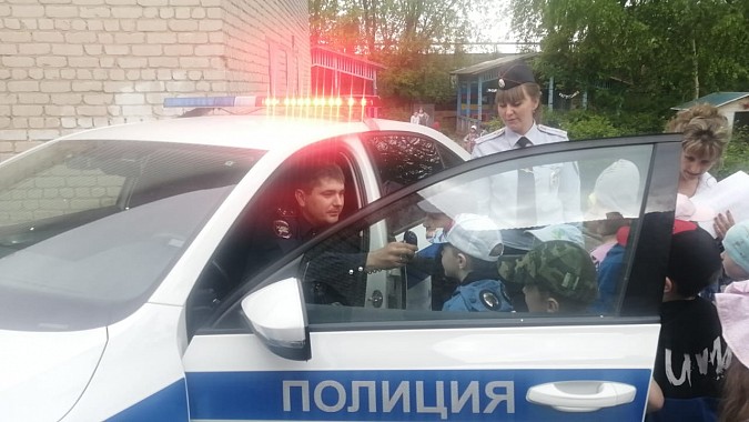 В День защиты детей сотрудники ГИБДД Кинешмы провели акцию с воспитанниками д/с №4 фото 3