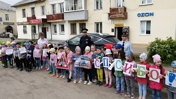 В День защиты детей сотрудники ГИБДД Кинешмы провели акцию с воспитанниками д/с №4 фото 4