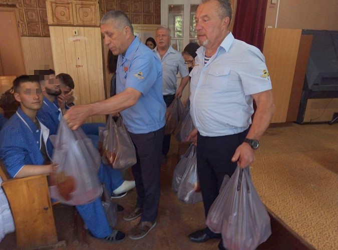 Ивановские ветераны ВДВ посетили в госпитале десантников, получивших ранения на Украине фото 4