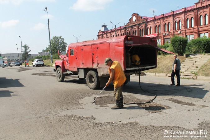 В Кинешме продолжается ямочный ремонт дорог фото 12