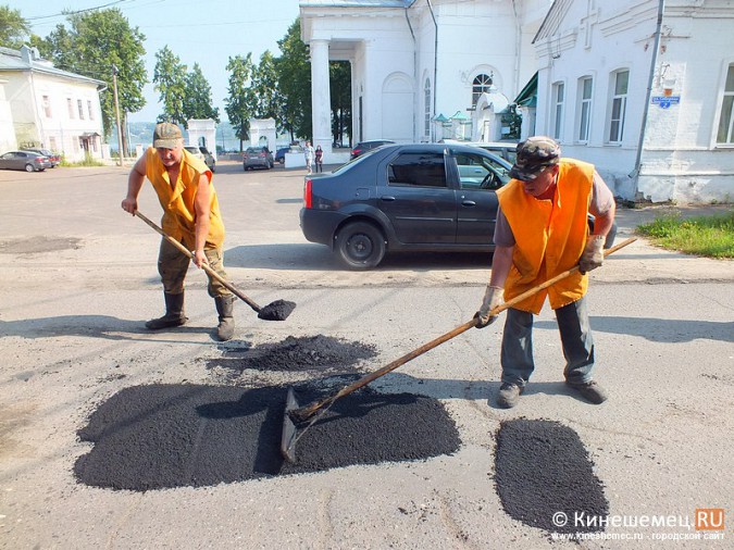 В Кинешме продолжается ямочный ремонт дорог фото 2
