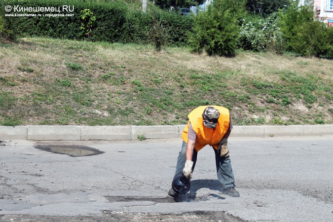 В Кинешме продолжается ямочный ремонт дорог фото 16