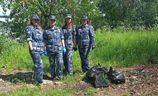 Сотрудники кинешемской ИК №4 убрали мусор с берега Волги фото 2