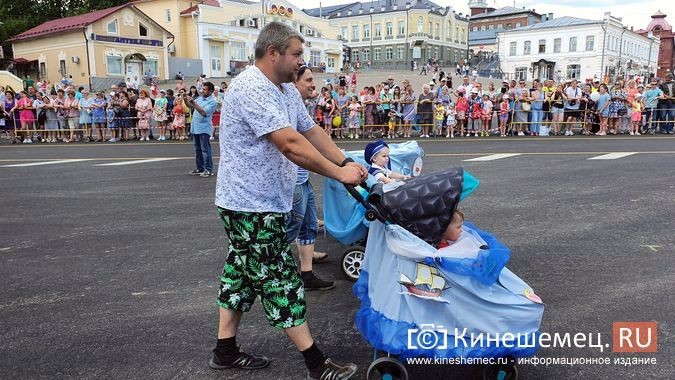 26 кинешемских садов приняли в День города участие в параде колясок фото 6