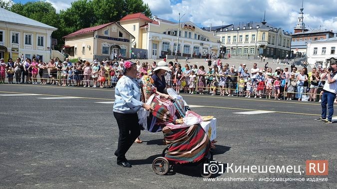 26 кинешемских садов приняли в День города участие в параде колясок фото 15