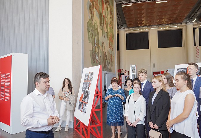 Губернатор встретился с выпускниками школ Ивановской области, получившими 100 баллов на ЕГЭ фото 3