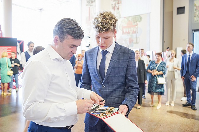 Губернатор встретился с выпускниками школ Ивановской области, получившими 100 баллов на ЕГЭ фото 10