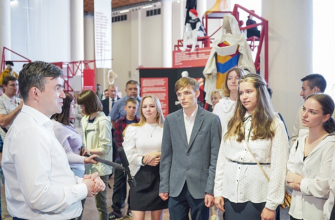 Губернатор встретился с выпускниками школ Ивановской области, получившими 100 баллов на ЕГЭ фото 9