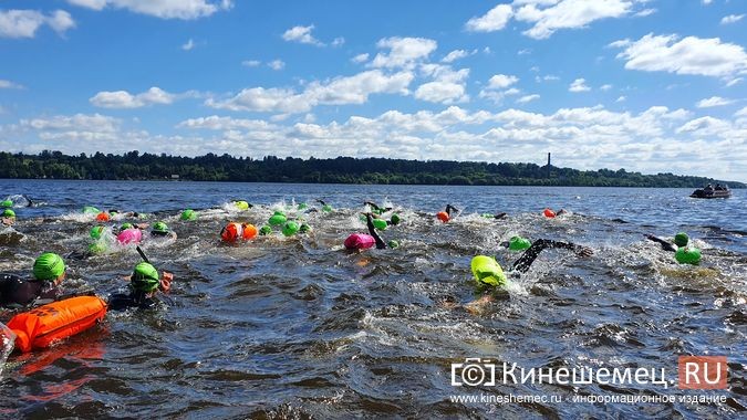 150 пловцов из России и Беларуси переплыли Волгу на этапе «Swimcup» в Кинешме фото 13