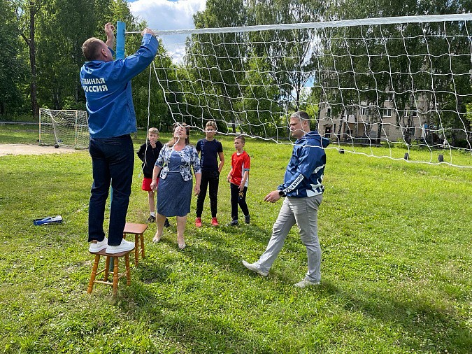 Михаил Батин приобрел сетку для волейбола на спортплощадку на ул.Баумана фото 3