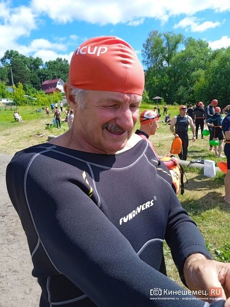 70-летний кинешемец Валерий Мичурин стал самым возрастным участником заплыва через Волгу фото 2