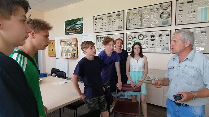 Воспитанники кинешемского детского дома побывали в музее завода «КейЭйСи» фото 2