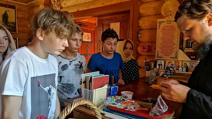 Воспитанники Кинешемского детского дома побывали в церкви Димитрия Солунского фото 8