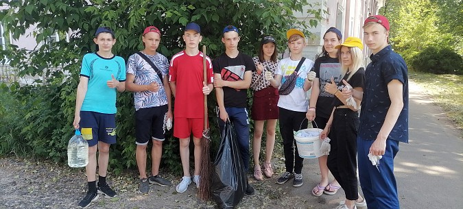 Волонтёры из Кинешемского детского дома благоустраивали территорию микрорайона «Пушкинский» фото 7