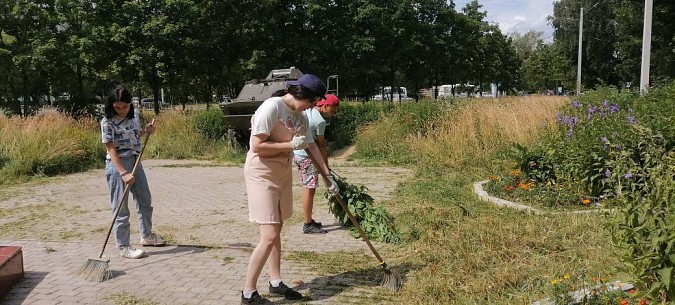 Волонтёры отряда «Добрые сердца» занимались благоустройством памятника фото 6