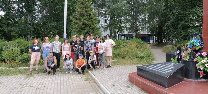 Волонтёры отряда «Добрые сердца» занимались благоустройством памятника фото 2