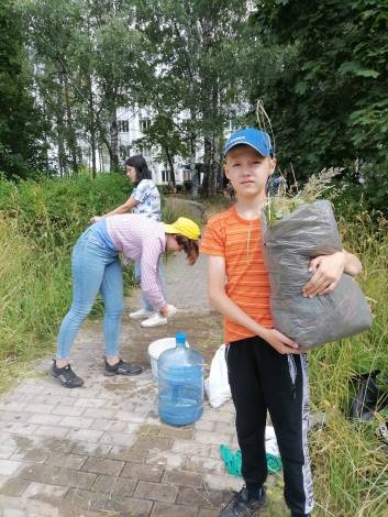 Волонтёры отряда «Добрые сердца» занимались благоустройством памятника фото 8