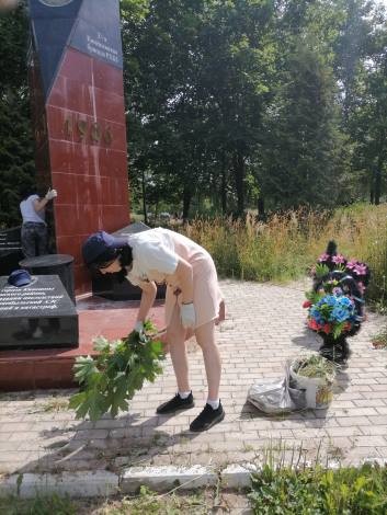 Волонтёры отряда «Добрые сердца» занимались благоустройством памятника фото 5