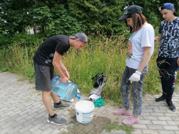 Волонтёры отряда «Добрые сердца» занимались благоустройством памятника фото 4