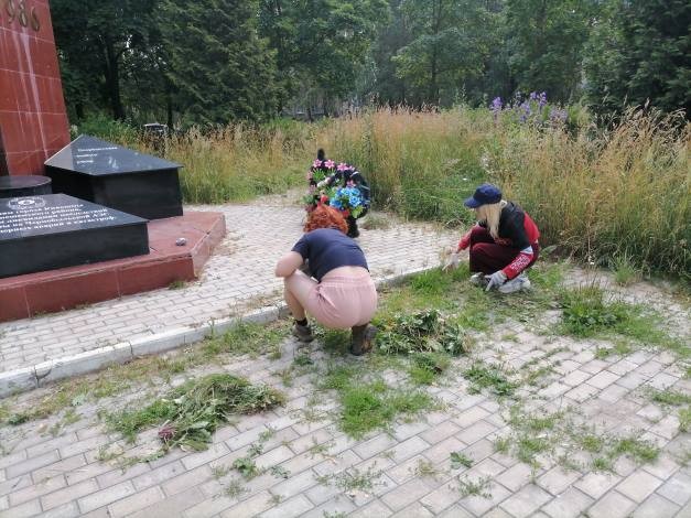 Волонтёры отряда «Добрые сердца» занимались благоустройством памятника фото 3