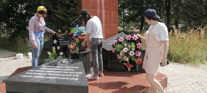 Волонтёры отряда «Добрые сердца» занимались благоустройством памятника фото 7