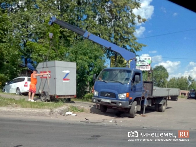На ул.Вичугской с дороги на тротуар вылетела «Шевроле» с прицепом фото 2
