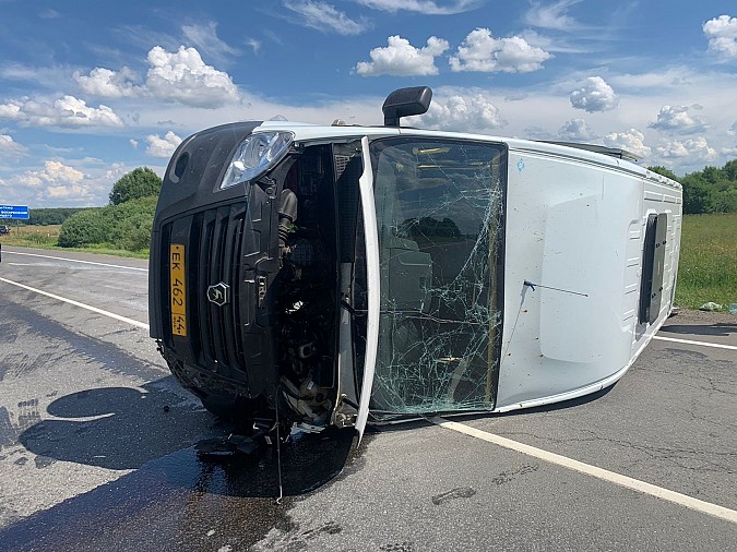 В Приволжском районе после столкновения с иномаркой перевернулась маршрутка фото 6