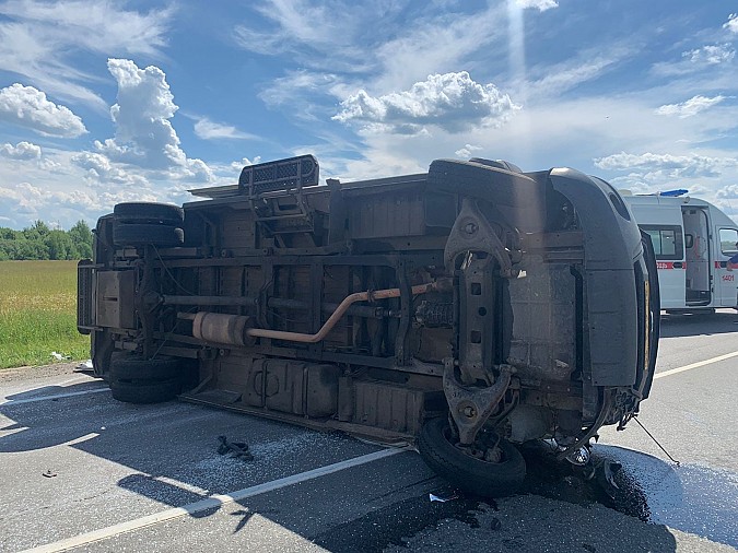 В Приволжском районе после столкновения с иномаркой перевернулась маршрутка фото 2