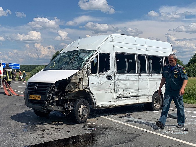 В Приволжском районе после столкновения с иномаркой перевернулась маршрутка фото 3