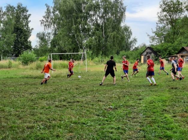 Сотрудники ИК-4 сыграли в футбол с воспитанниками кинешемского детского дома фото 4