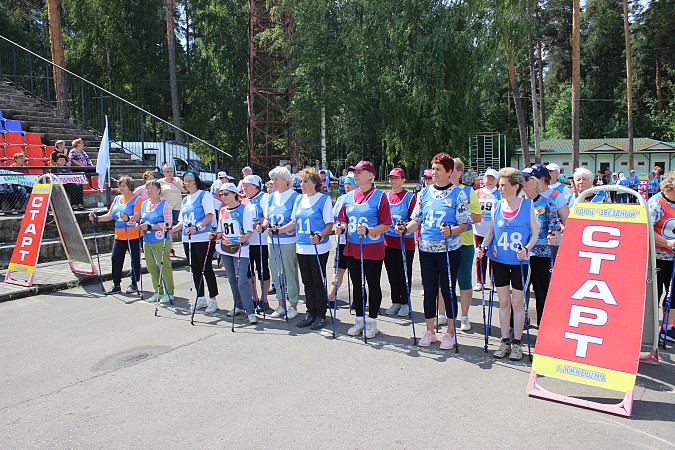 В Кинешме проходит зональный этап областного фестиваля скандинавской ходьбы фото 12