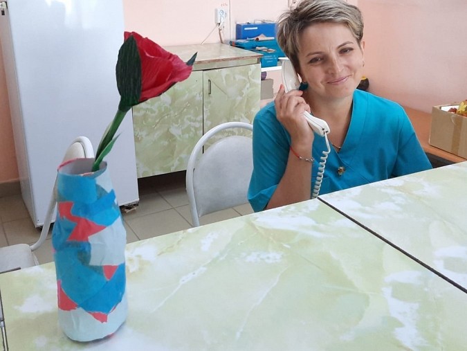 Дети из лагеря «Факел» приехали с подарками в педиатрическое отделение ЦРБ фото 9