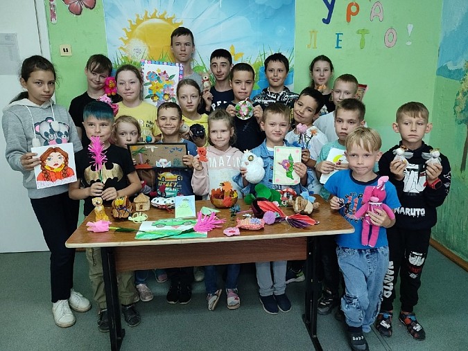 Дети из лагеря «Факел» приехали с подарками в педиатрическое отделение ЦРБ фото 10