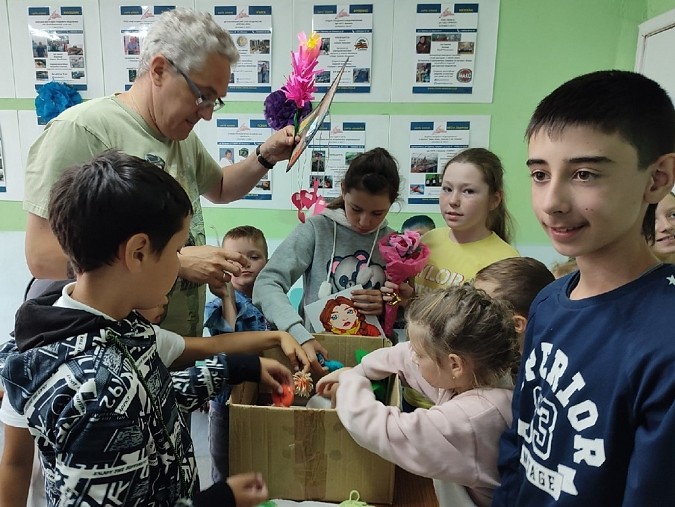 Дети из лагеря «Факел» приехали с подарками в педиатрическое отделение ЦРБ фото 8