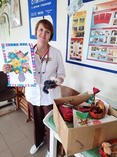 Дети из лагеря «Факел» приехали с подарками в педиатрическое отделение ЦРБ фото 4