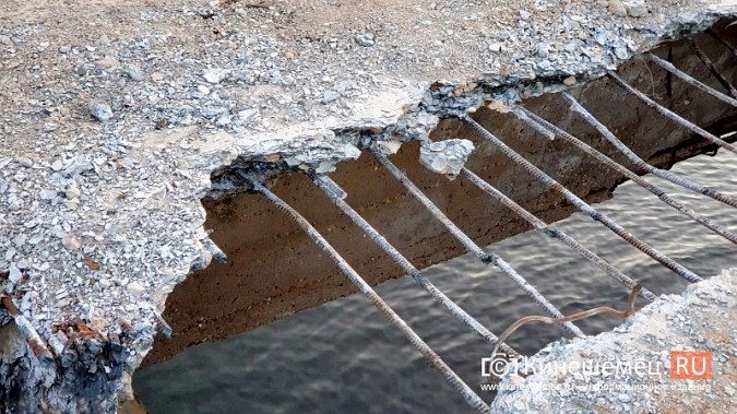 С моста через Казоху «содрали» покрытие, под которым обнажился добрый советский бетон фото 4