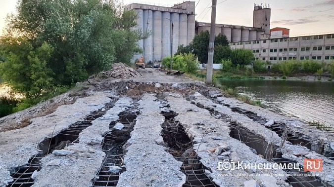 С моста через Казоху «содрали» покрытие, под которым обнажился добрый советский бетон фото 2