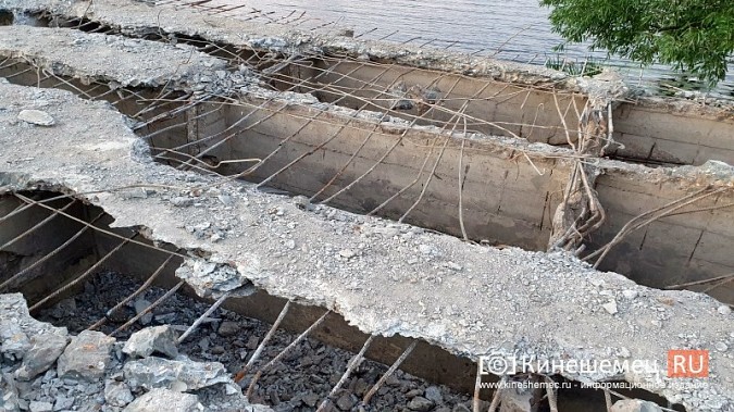 С моста через Казоху «содрали» покрытие, под которым обнажился добрый советский бетон фото 11