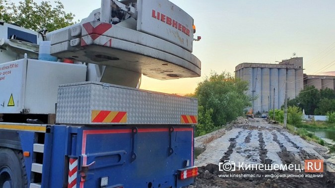 С моста через Казоху «содрали» покрытие, под которым обнажился добрый советский бетон фото 7