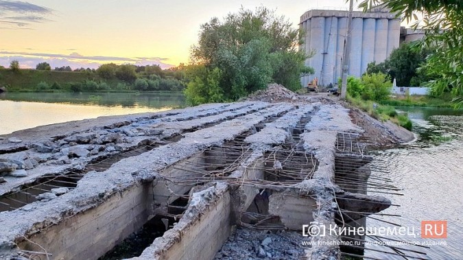 С моста через Казоху «содрали» покрытие, под которым обнажился добрый советский бетон фото 10