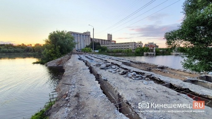 С моста через Казоху «содрали» покрытие, под которым обнажился добрый советский бетон фото 8
