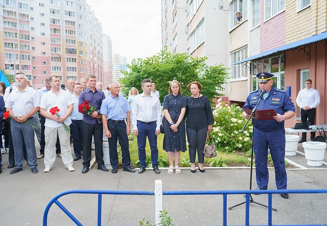 В Иванове открыли памятную доску десантнику, Герою России Владимиру Зозулину фото 6