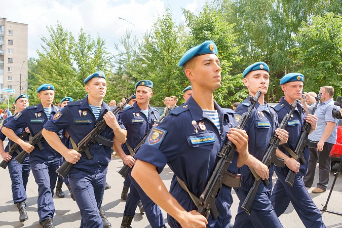 В Иванове открыли памятную доску десантнику, Герою России Владимиру Зозулину фото 11