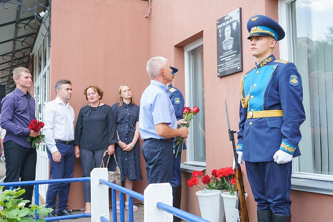 В Иванове открыли памятную доску десантнику, Герою России Владимиру Зозулину фото 8