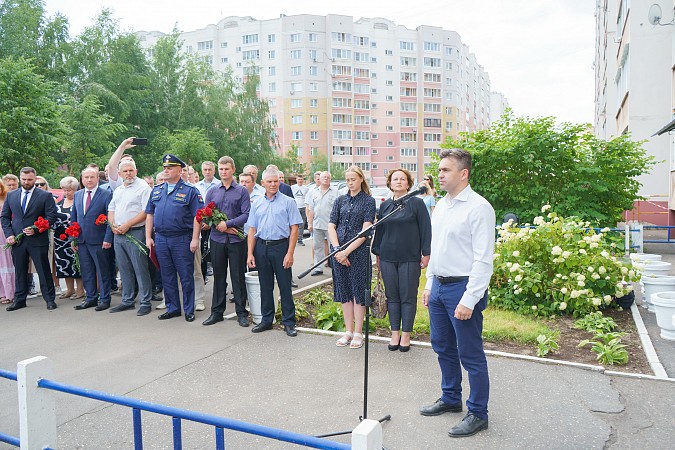 В Иванове открыли памятную доску десантнику, Герою России Владимиру Зозулину фото 5