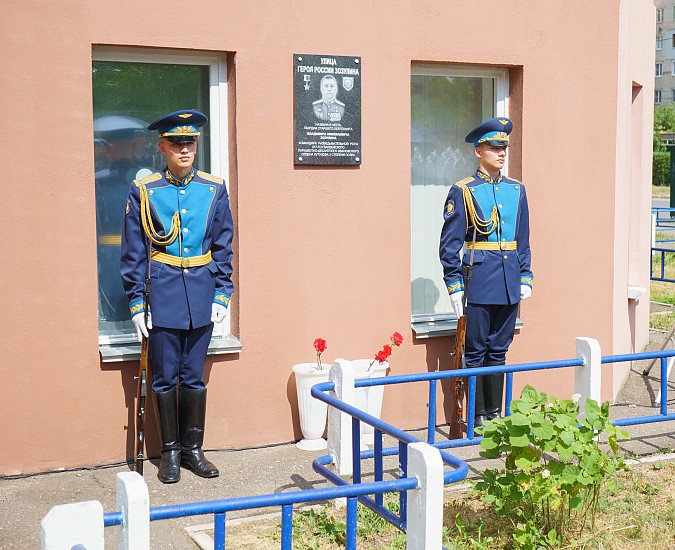 В Иванове открыли памятную доску десантнику, Герою России Владимиру Зозулину фото 2