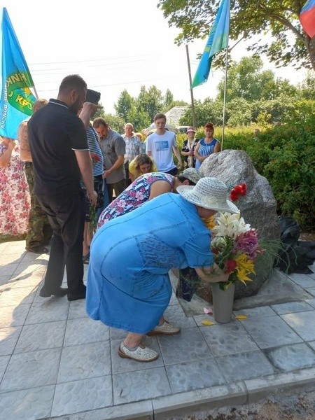 В Заволжском районе увековечили имя погибшего на Украине десантника Юрия Аристова фото 3